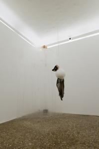 Gira e rigira, 2010. Nylon, cenere, spago, carta, stoffa, colori ad acqua, vetroresina, motore elettrico, woofer, rumori, cm 90 x 30 x 40