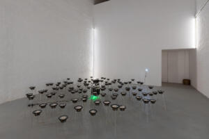 Ivan Barlafante, Ti amo, 2004, suono, luce, quartzo, vufer, apparati elettronici, diametro 450 cm, altezza 70 cm