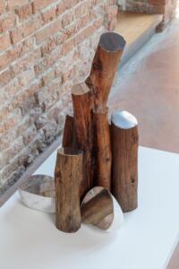 Ivan Barlafante, Per quanto sta in noi, 2021, legno di cipresso, marmo di marmara, acciaio inox lucidato a specchi, 46 x 46 x 73 cm
