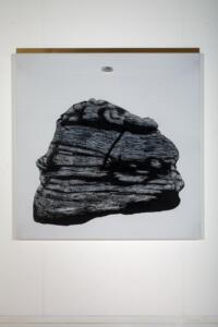 Ivan Barlafante, Sento, 2021, carboncino, ottone, pietra, tulle, carta, legno smaltato, 132 x 127 x 6 cm