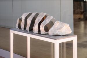 Ivan Barlafante, Senza titolo, 2021, pietra di manoppello, acciao inox lucidato a specchio, alluminio, ferro smaltato al forno, 28 x 80 x 110 cm