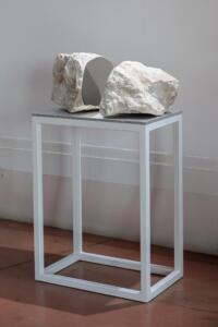 Ivan Barlafante, Senza titolo, 2021, pietra di manoppello, acciao inox lucidato a specchio, alluminio, ferro smaltato al forno, 33 x 54 x 05 cm