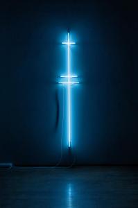 Ludovico Bomben, Ferula, 2016, tubo al neon regolabile, 220 x 40 x 8 cm, ed. 1/3 + 1 AP, Foto di Irene Fanizza